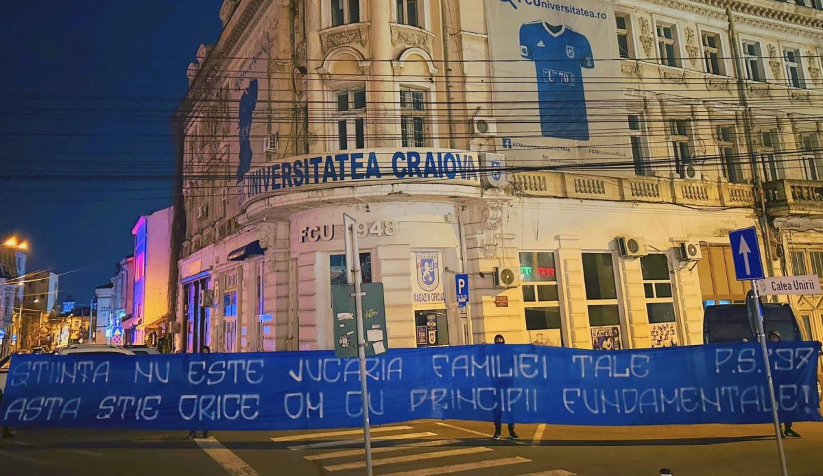 Protest al fanilor FCU Craiova faţă de patronul Adrian Mititelu: „Știința nu e jucăria familiei tale”