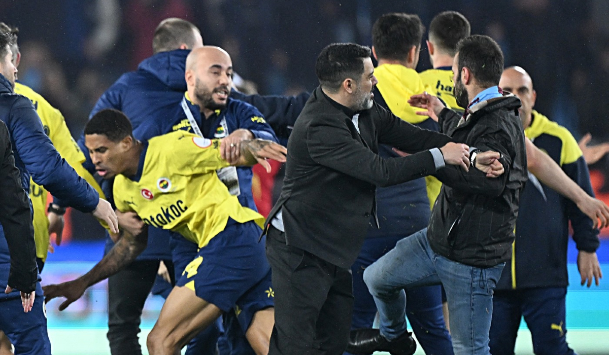 Noi scene halucinante în Turcia! Suporterii lui Trabzonspor s-au bătut cu jucătorii de la Fenerbahce direct pe teren!
