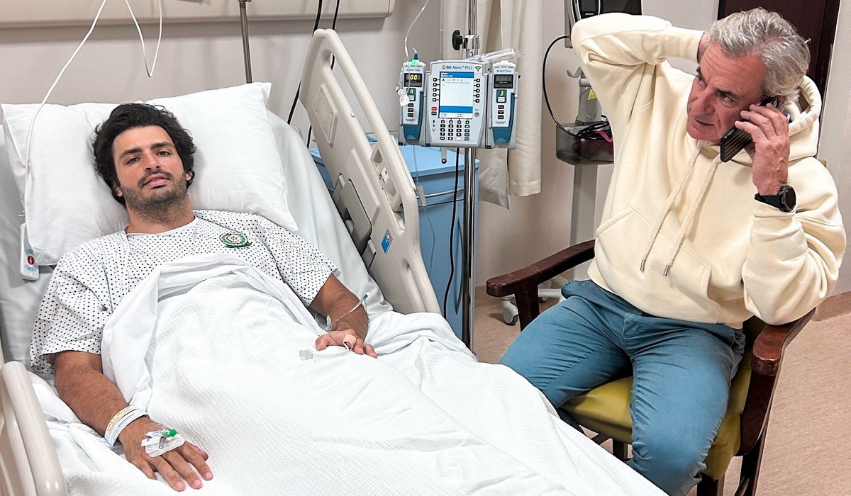 Carlos Sainz, mesaj savuros de pe patul de spital: Sainz - Apendicită 2-0. Spaniolul a recreat poza făcută de tatăl său