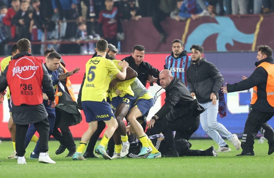 Fenerbahce vrea să se retragă din campionatul Turciei! Anunţul echipei după ce jucătorii au fost atacaţi de fanii lui Trabzonspor