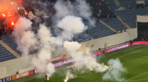 Incidente provocate de fani la FCU Craiova – Universitatea Craiova! Meciul a fost întrerupt de torțele aruncate în teren