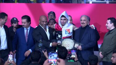 Mike Tyson l-a felicitat pe Saad Fathi, după ce l-a făcut KO pe Adana Kone la Fight Nation Premium Boxing