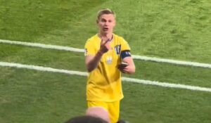 Oleksandr Zinchenko nu a stat pe gânduri după ce un fan şi-a aruncat telefonul pe teren! Reacţia genială a căpitanului Ucrainei