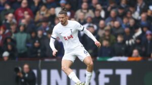 Radu Drăgușin i-a cucerit pe fanii lui Tottenham, după ce a jucat în a doua repriză, în 4-0 cu Aston Villa: „Performanță de top!”