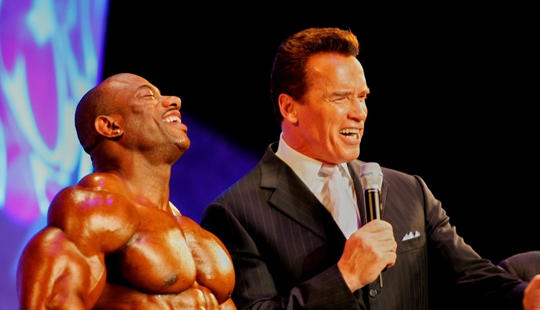 Un puşti de 19 ani e un pachet de muşchi şi a doborât un record legendar al lui Arnold Schwarzenegger