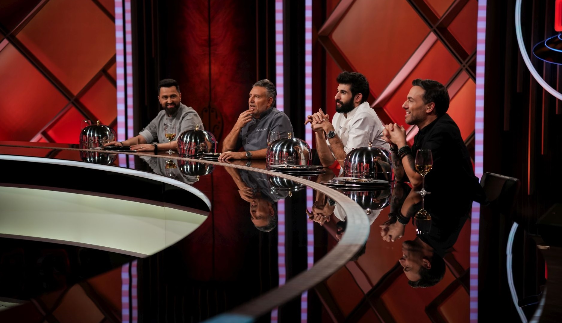 Marea premieră a noului sezon Chefi la cuțite, în această seară, la Antena 1. Jurații se înfruntă pentru prima amuletă