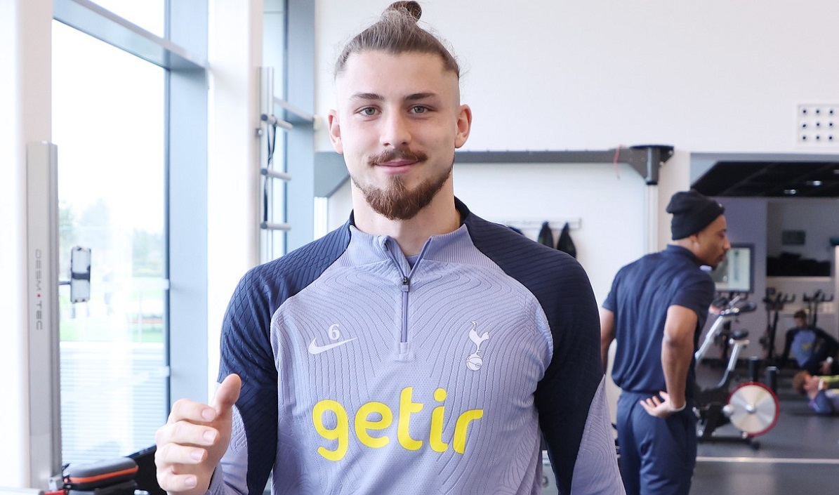 Fanii lui Tottenham îl cer pe Radu Drăguşin în teren