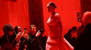 Georgina Rodriguez i-a luat prin surprindere pe toţi! Apariţie de senzaţie la Săptămâna Modei de la Paris