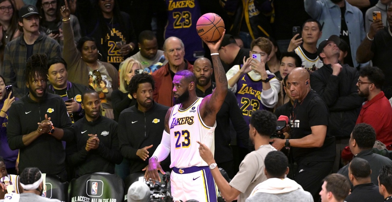"Regele" LeBron James, moment istoric în NBA, la 39 de ani: primul jucător cu 40.000 de puncte
