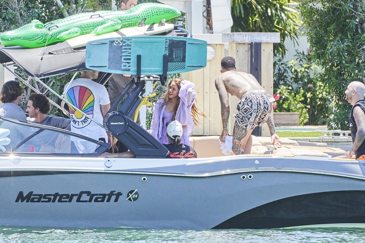 Shakira și Lewis Hamilton, pe o barcă în Miami / Profimedia