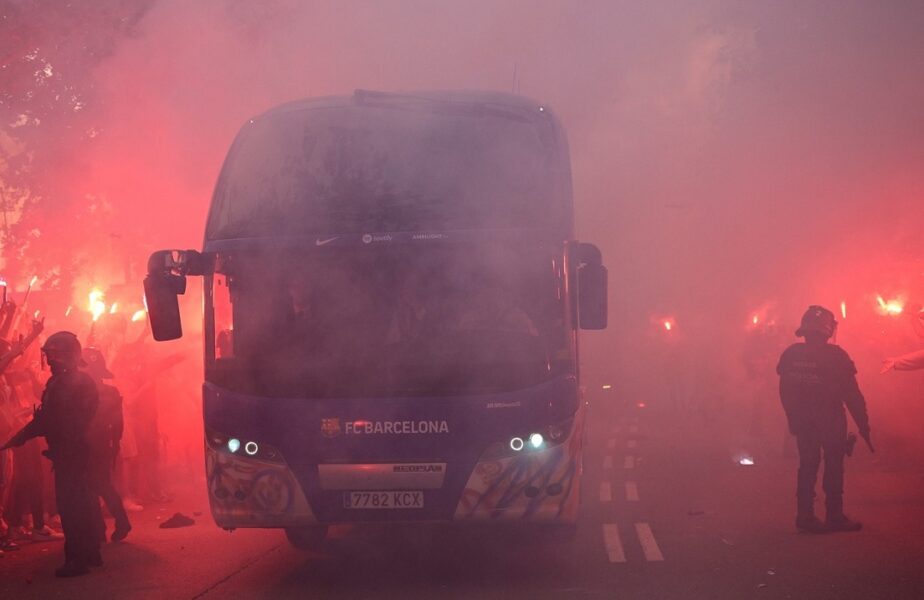Momente uluitoare înainte de Barcelona – PSG! Fanii catalani au atacat, din greşeală, autocarul echipei lui Xavi