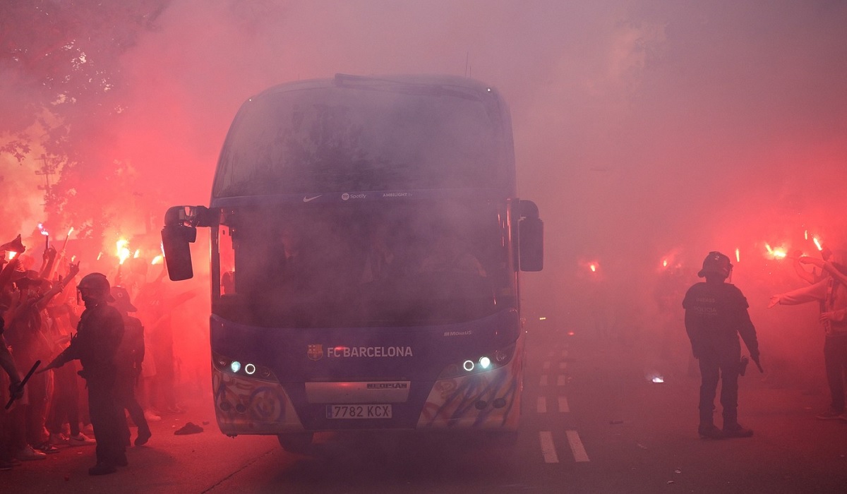 Momente uluitoare înainte de Barcelona – PSG! Fanii catalani au atacat, din greşeală, autocarul echipei lui Xavi
