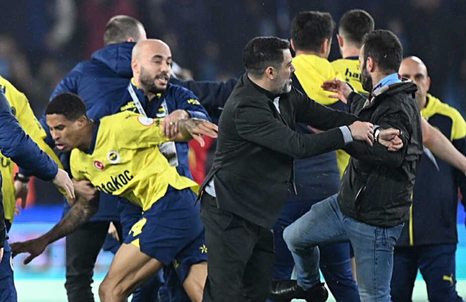 S-au anunțat pedepsele după ce suporterii s-au bătut pe teren cu jucătorii la Trabzonspor – Fenerbahce