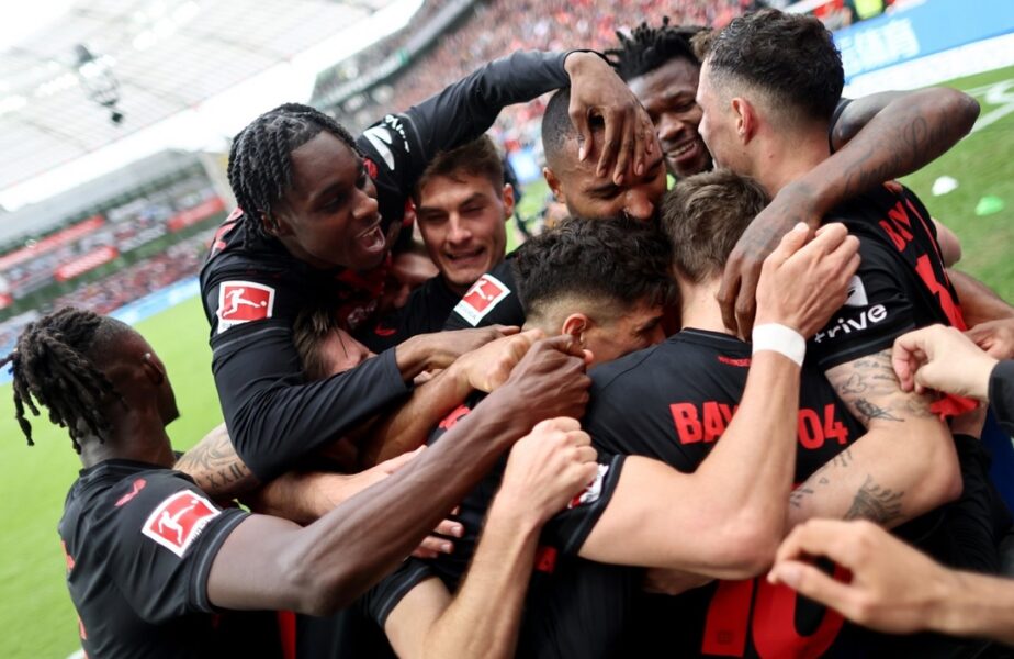 Bayer Leverkusen a câştigat Bundesliga pentru prima oară în istorie! Fanii au invadat terenul înainte de fluierul final