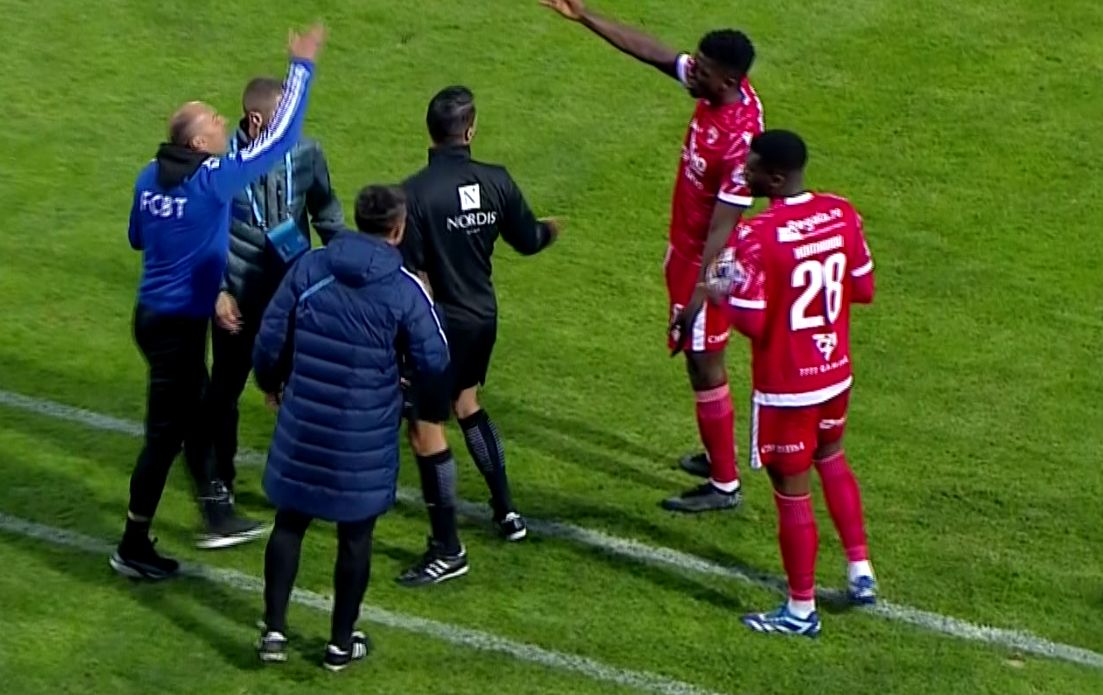 Scene uluitoare la meciul Botoşani – Dinamo! Bogdan Andone a fost eliminat! Scandal în tribune: ce au scandat fanii moldovenilor