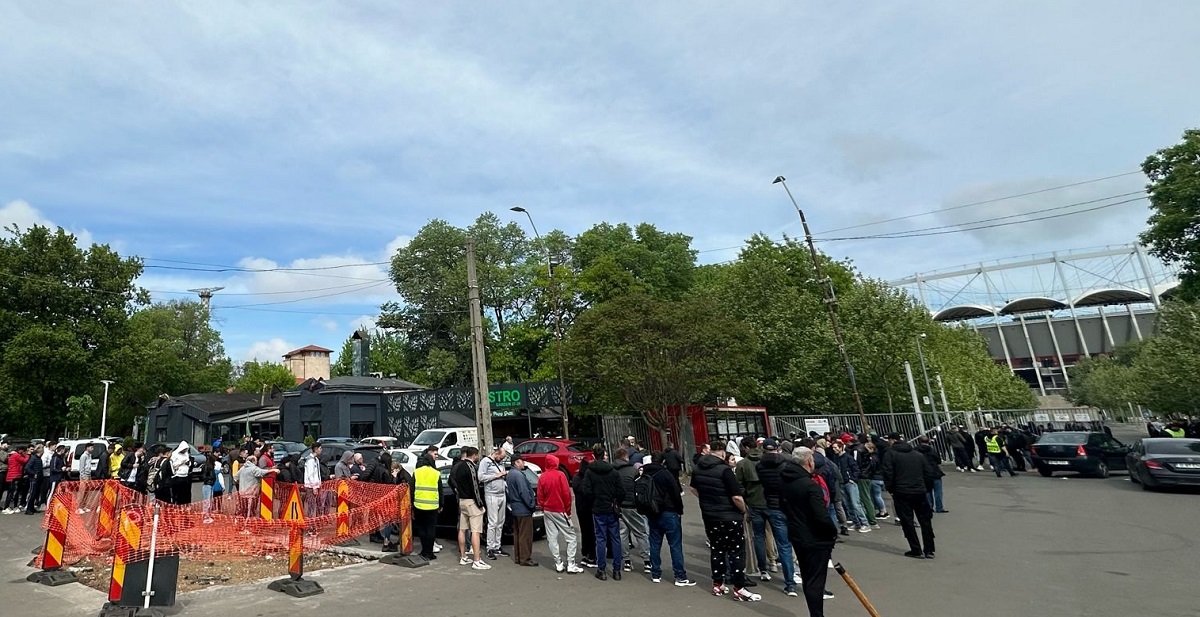Fanii au luat cu asalt casele de bilete, înainte de FCSB - Rapid