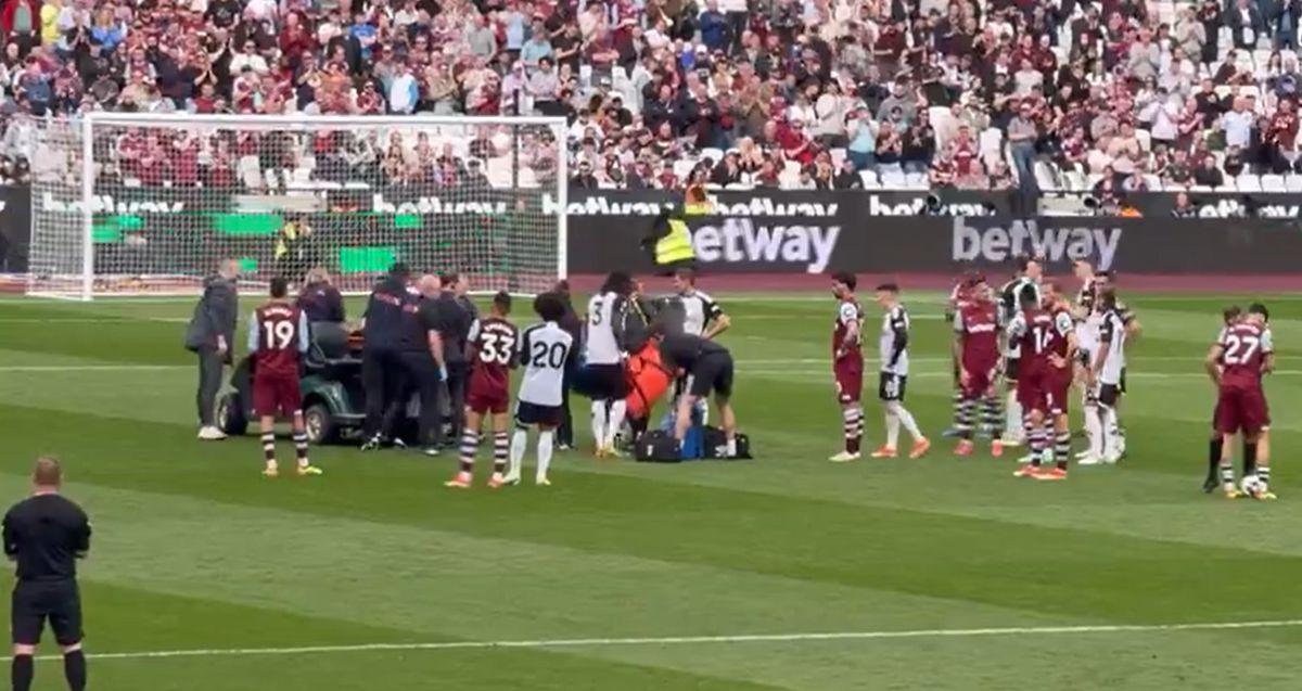 Momente dramatice la meciul West Ham – Fulham! Un jucător al „Ciocănarilor s-a prăbuşit pe gazon şi a fost scos cu targa!
