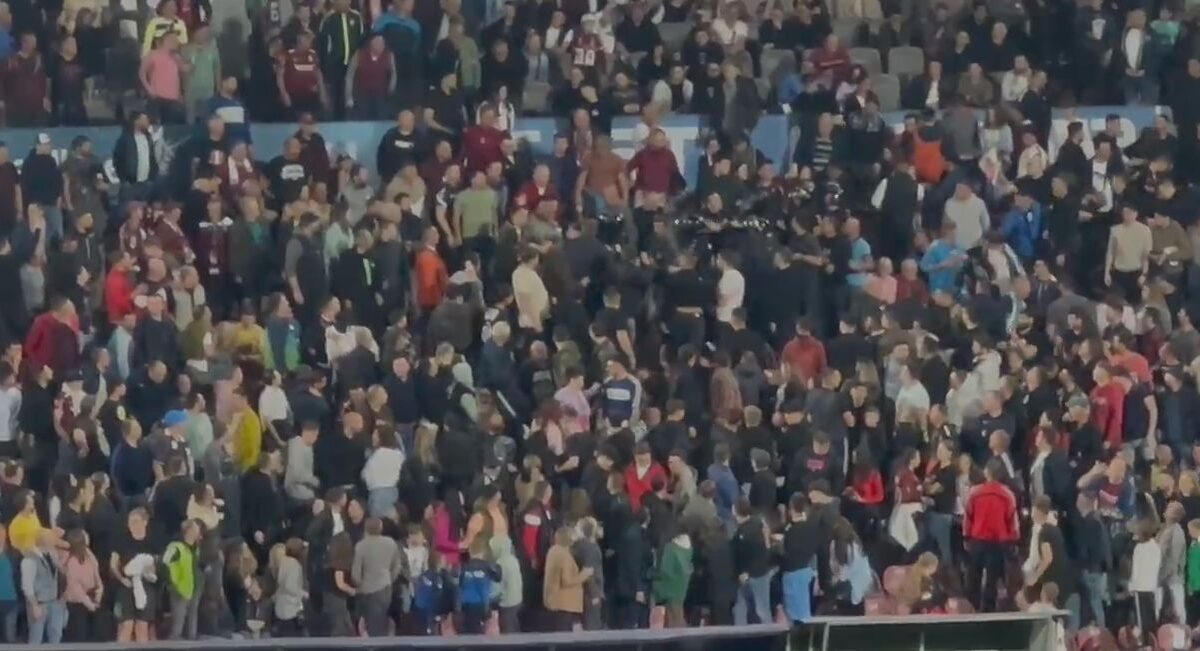 Incidente în tribune şi pe teren la derby-ul CFR Cluj – FCSB! Jandarmeria a intervenit! Ce s-a întâmplat