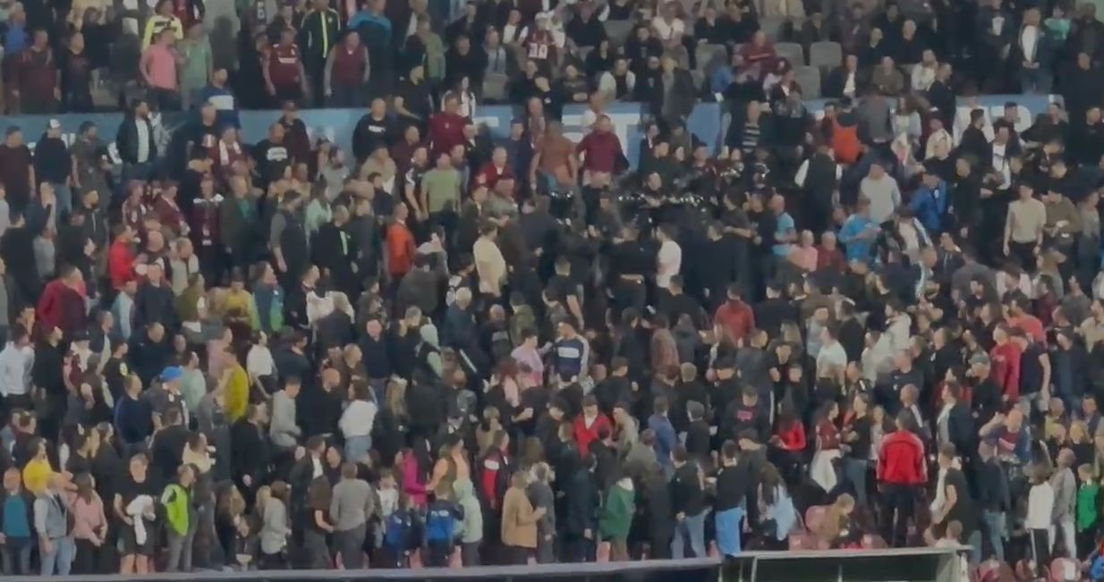 Incidente în tribune şi pe teren la derby-ul CFR Cluj - FCSB! Jandarmeria a intervenit! Ce s-a întâmplat