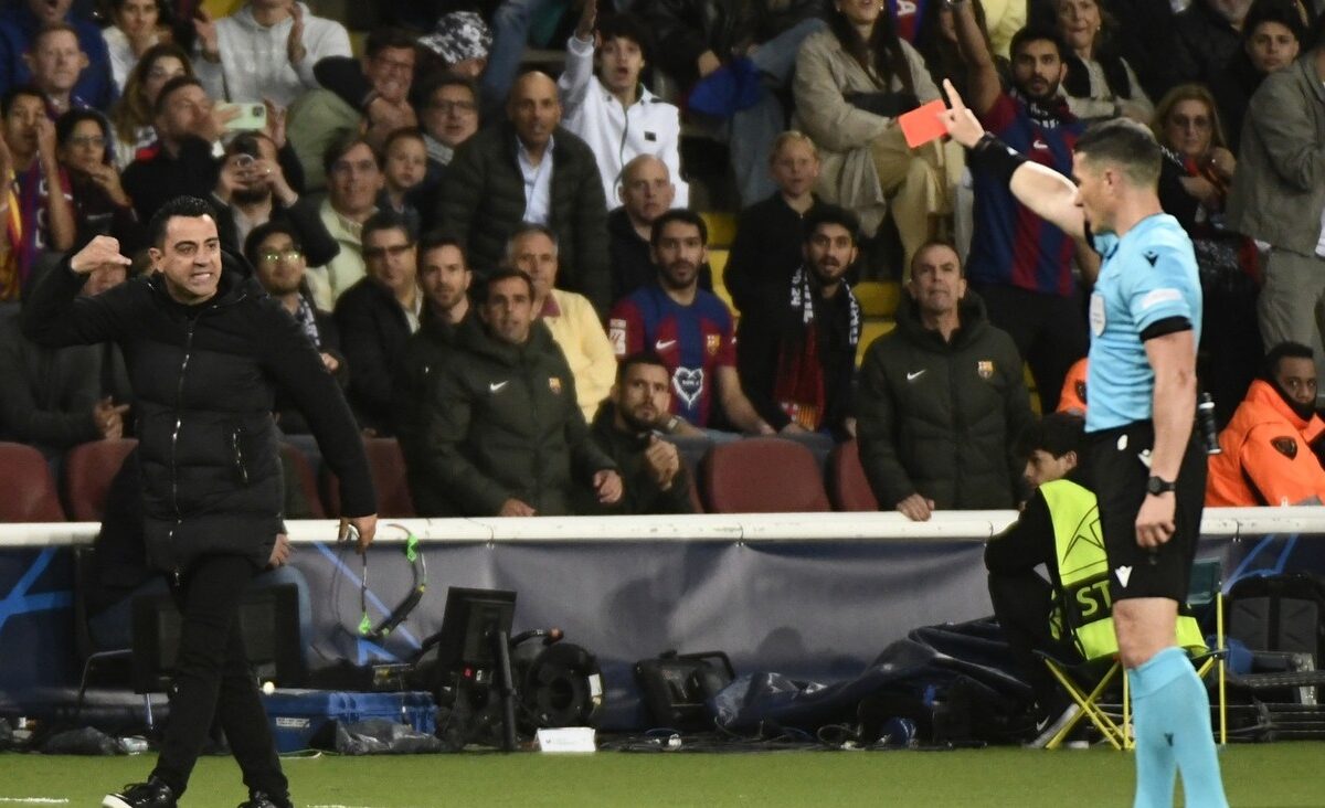 Ce i-a putut spune Xavi lui Istvan Kovacs, la finalul meciului Barcelona - PSG 1-4