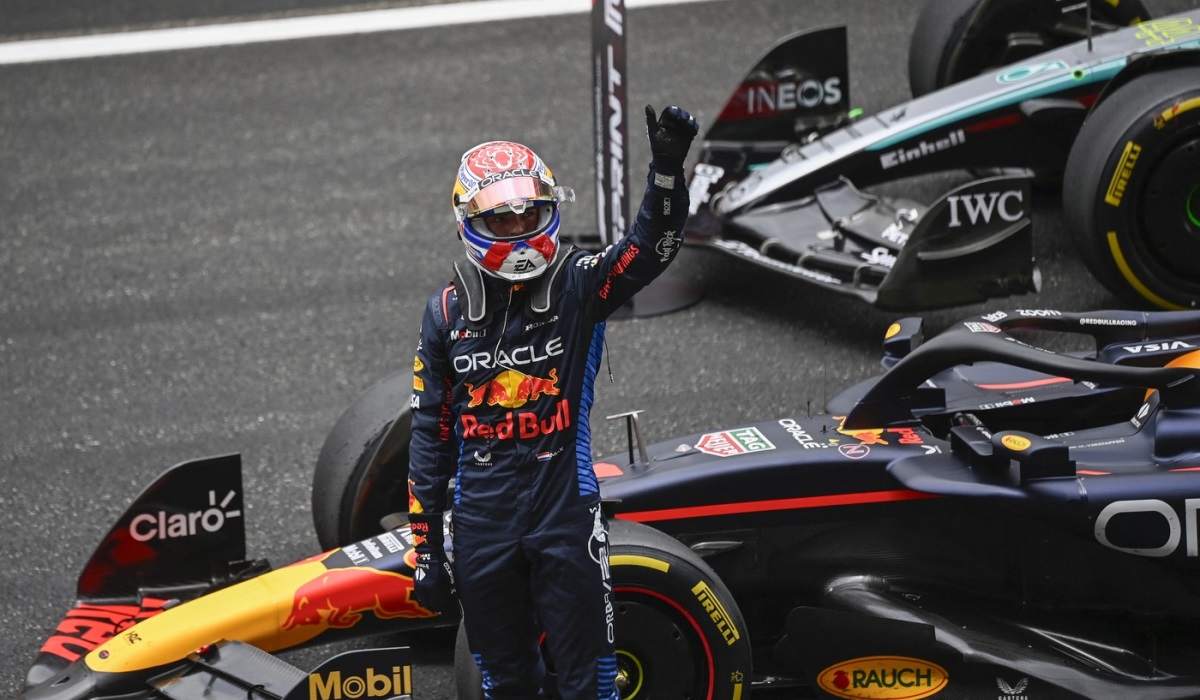 Max Verstappen, salută publicul, după ce a câștigat cursa de sprint din Marele Premiu al Chinei