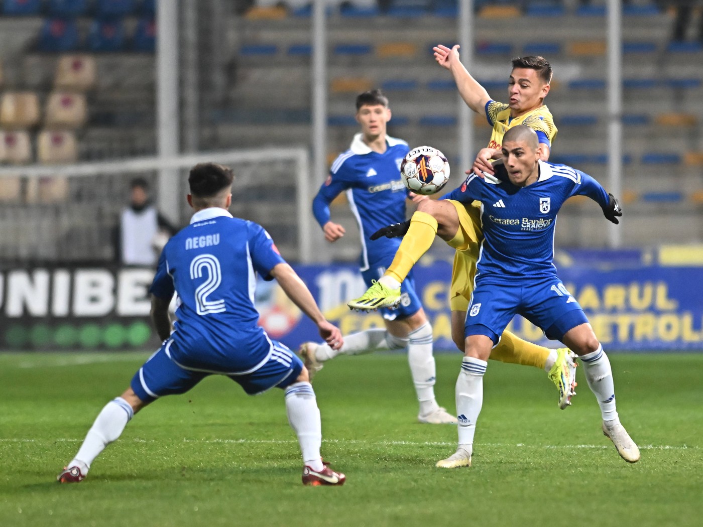Un nou scandal la FC U Craiova. Un jucător, schimb de înjurături oribile cu un fan