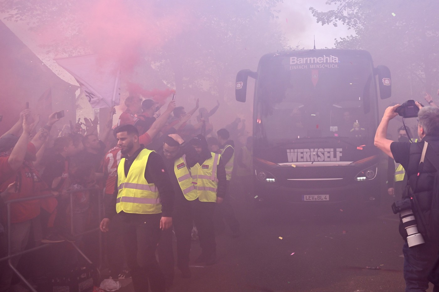 14 April 2024, North Rhine-Westphalia, Leverkusen: Soccer, Bundesliga, Bayer 04 Leverkusen - SV Werder Bremen, Matchday 29, BayArena. Leverkusen fans welcome the team bus and create a great atmosphere before the game.,Image: 864748882, License: Rights-managed, Restrictions: , Model Release: no