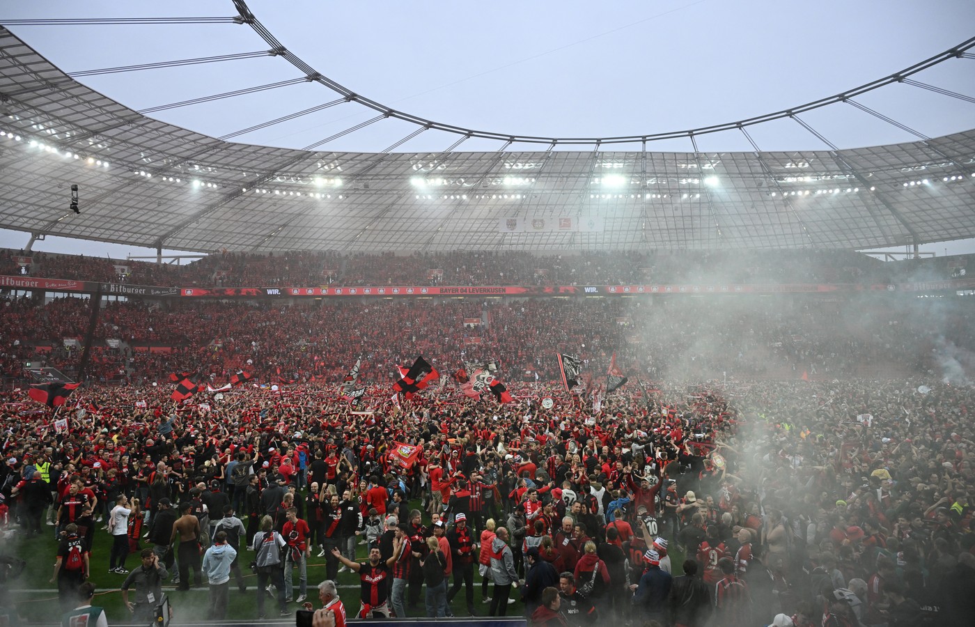 Fanii lui Bayer Leverkusen au invadat terenul, după ce echipa lui Xabi Alonso a cucerit titlul în Bundesliga / Profimedia