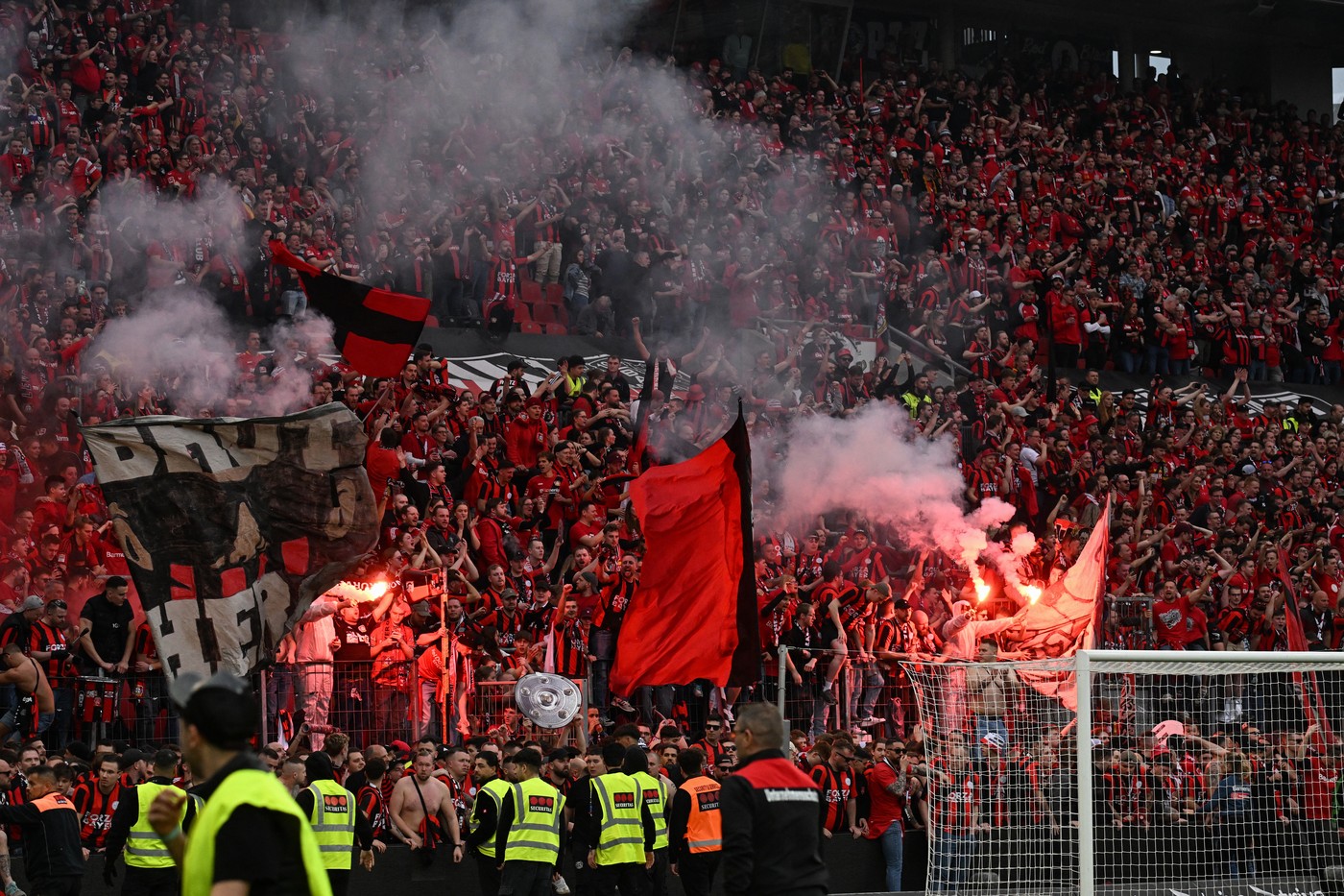 Fanii lui Bayer Leverkusen au invadat terenul, după ce echipa lui Xabi Alonso a cucerit titlul în Bundesliga / Profimedia