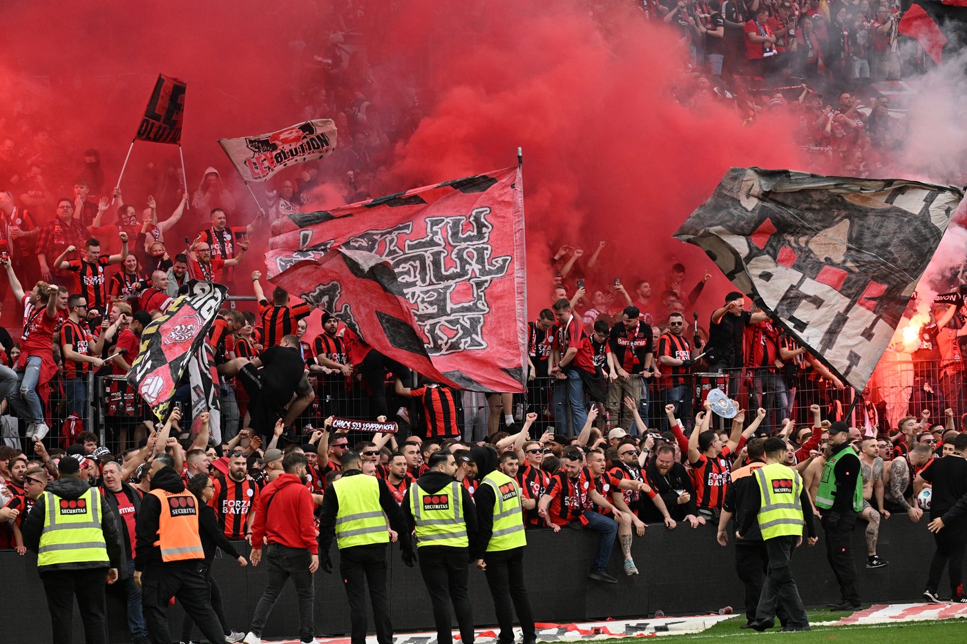 Fanii lui Bayer Leverkusen au invadat terenul, după ce echipa lui Xabi Alonso a cucerit titlul în Bundesliga / Profimedia