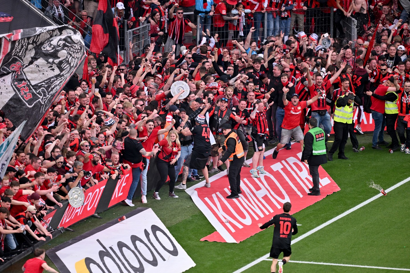 Fanii lui Bayer Leverkusen au invadat terenul, după ce echipa lui Xabi Alonso a cucerit titlul în Bundesliga / Profimedia