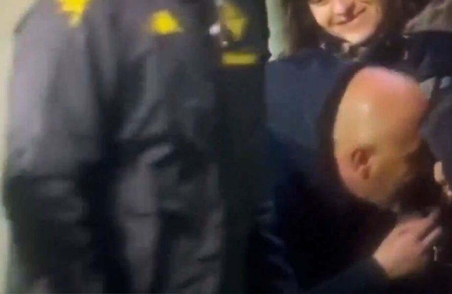 Scandal în Italia! Antrenorul Fiorentinei a sărutat pe gură o jurnalistă! Fiecare dintre ei e căsătorit cu o altă persoană!