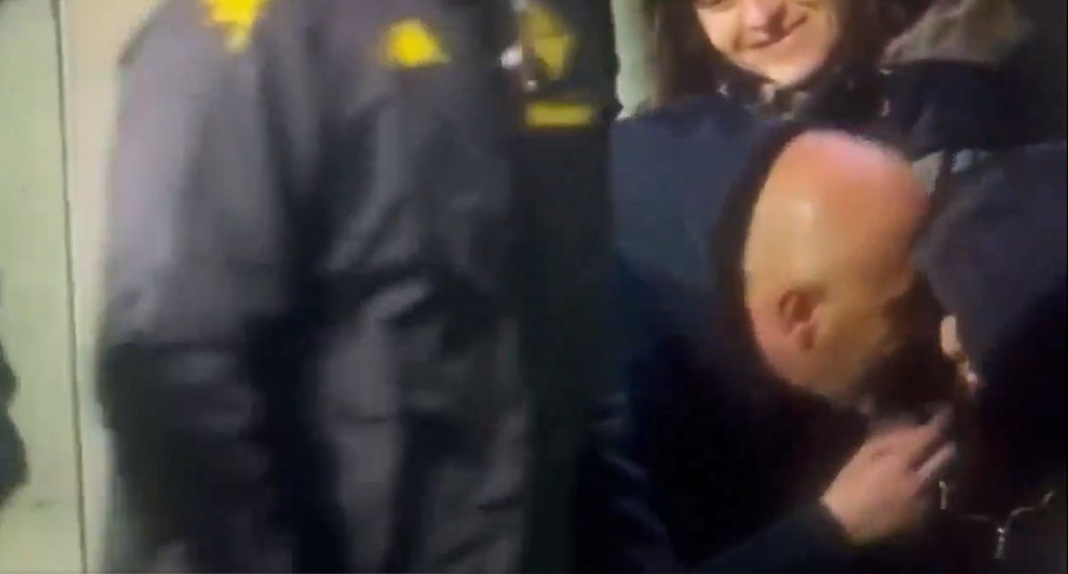 Scandal în Italia! Antrenorul Fiorentinei a sărutat pe gură o jurnalistă!