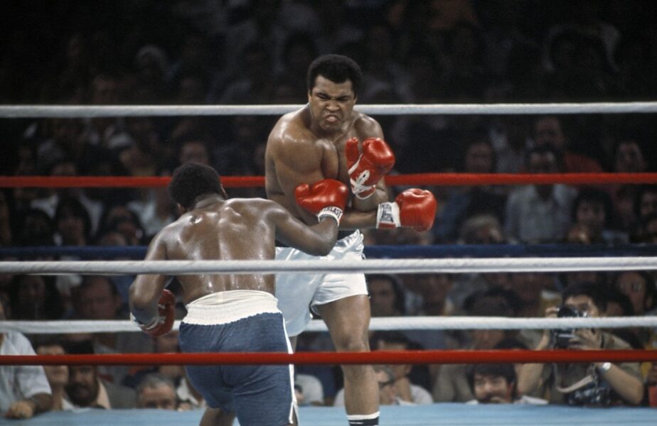 Suma uriaşă cu care se poate vinde şorţul pe care Muhammad Ali l-a purtat în meciul colosal cu Joe Frazier
