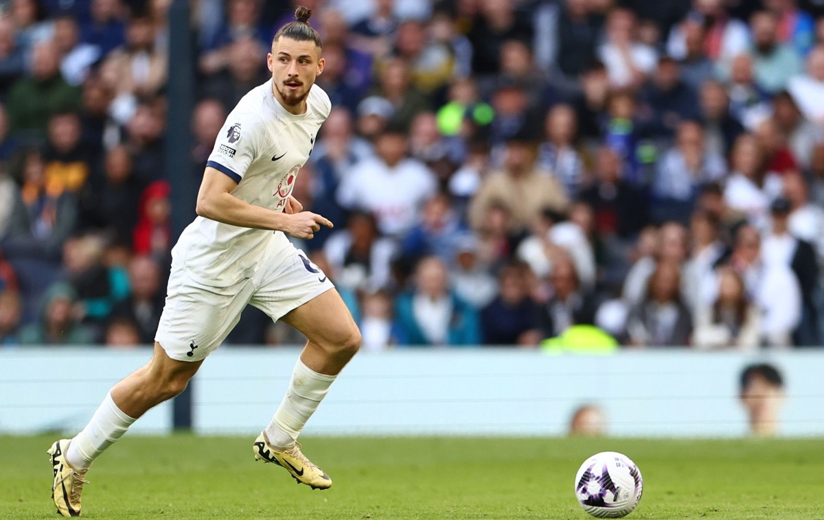 Radu Drăguşin a jucat 71 de minute în meciul Newcastle - Tottenham 1-1!