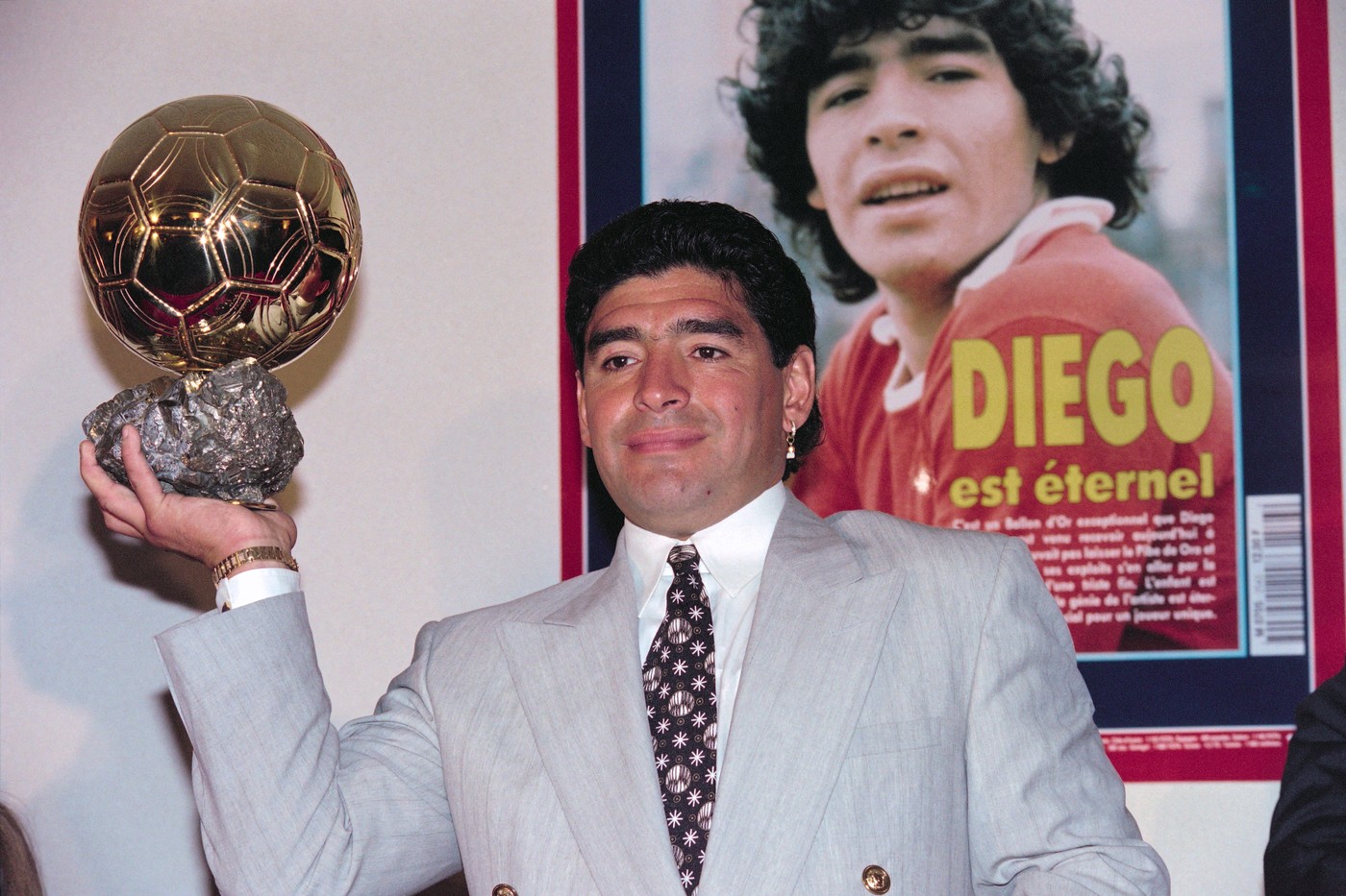 Argentinian football star Diego Maradona poses after receiving the honorary 