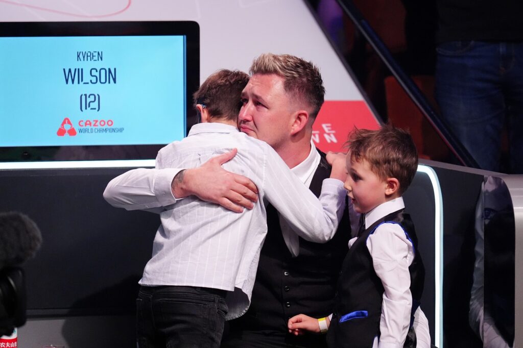 Kyren Wilson, cu lacrimi în ochi, alături de copiii săi, după ce a câştigat Campionatul Mondial de snooker / Profimedia Images