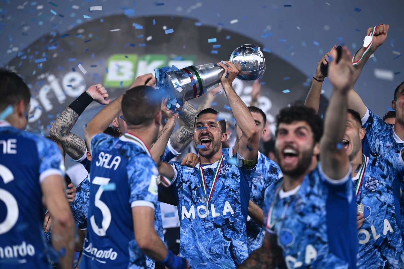 Final joy with a Trophy (Como)              during theItalian Serie B   match between Como 1-1 Cosenza at  Giuseppe Sinigaglia Stadium  on May 10, 2024  in Como, Italy . (Photo by Maurizio Borsari/AFLO),Image: 871932525, License: Rights-managed, Restrictions: No third party sales, Model Release: no