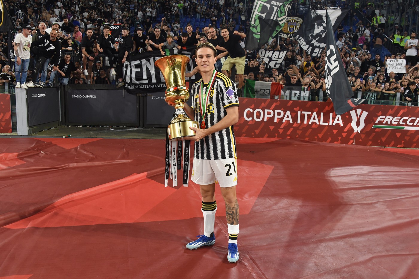 Rome, Italy: Nicolo Fagioli of Juventus celebrate the victory by raising the Italian Cup during the Italy cup final match between Atalanta v Juventus at Olympic stadium, Italy, May 15th, 2024. .Mattia Vian  during  Final - Juventus FC vs Atalanta BC, Italian football Coppa Italia match in Rome, Italy, May 15 2024,Image: 873457651, License: Rights-managed, Restrictions: * Italy Rights OUT *, Model Release: no