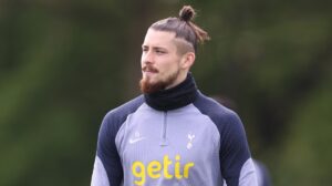 „Ce are cu el?” Fanii lui Tottenham au răbufnit, după ce Radu Drăguşin a fost lăsat din nou pe banca de rezerve