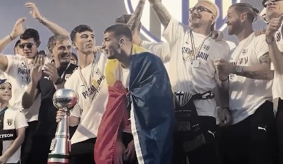 Valentin Mihăilă a sărbătorit cu steagul României promovarea Parmei în Serie A. Sezon spectaculos pentru Mihăila şi Dennis Man