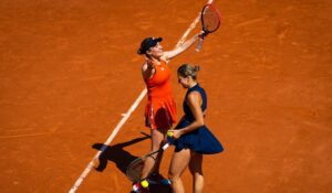 Gabriela Ruse și Marta Kostiuk s-au calificat în sferturi la dublu, la Roland Garros! Victorie fără emoții, în 2 seturi