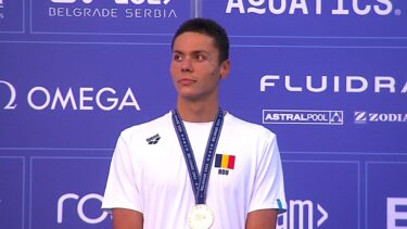 Imagini emoţionante cu David Popovici, după aurul cucerit la 100m liber! Imnul României a răsunat la Belgrad