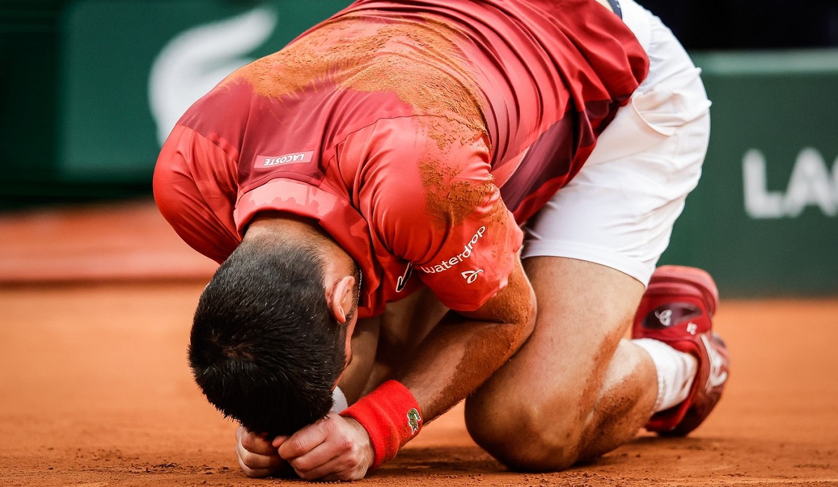 Novak Djokovic, la pământ după ce a fost forţat să se retragă de la Roland Garros