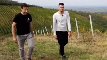 Ce mesaj a putut primi soţia milionarului care îşi construieşte un castel în România, în ziua în care aniversa opt ani de căsnicie