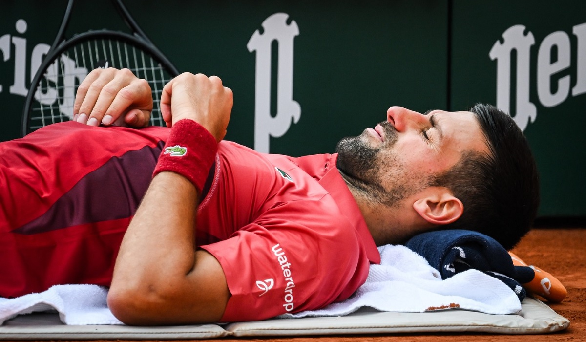 Novak Djokovic se operează la genunchi, după accidentarea de la Roland Garros! Cât poate lipsi fostul număr 1 ATP de pe teren