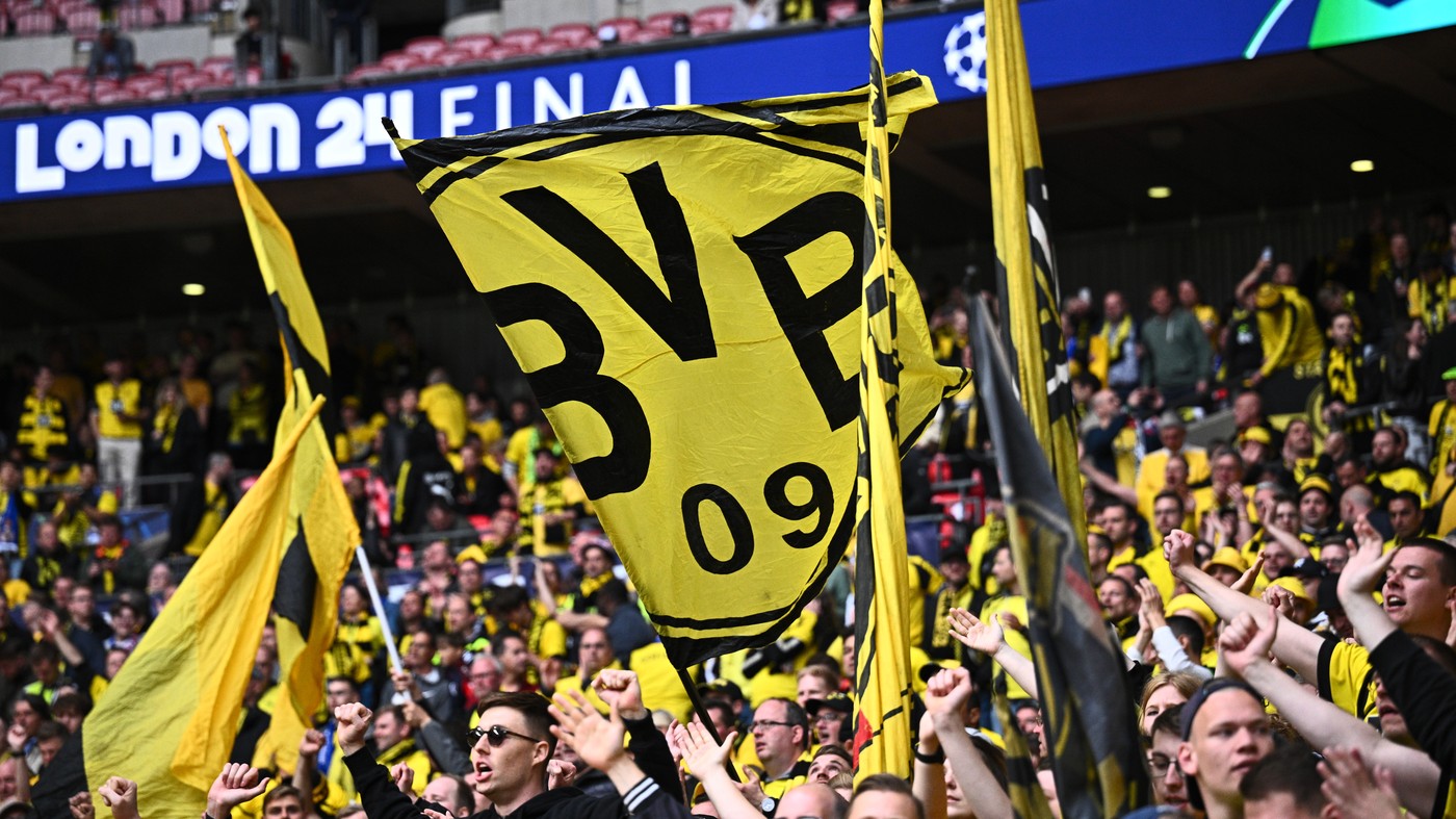 01 June 2024, Great Britain, London: Soccer: Champions League, Borussia Dortmund - Real Madrid, knockout round, final at Wembley Stadium, Dortmund fans celebrate in the stands.,Image: 878160458, License: Rights-managed, Restrictions: , Model Release: no