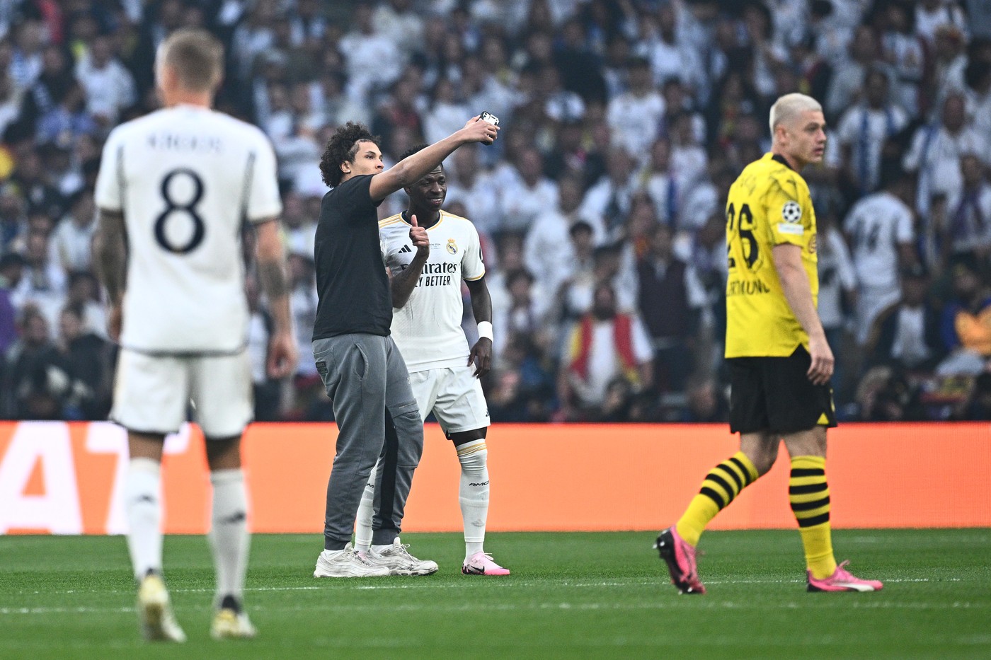 01 June 2024, Great Britain, London: Soccer: Champions League, Borussia Dortmund - Real Madrid, knockout round, final at Wembley Stadium, a streaker takes a selfie with Madrid's Vinicius Junior.,Image: 878171906, License: Rights-managed, Restrictions: , Model Release: no