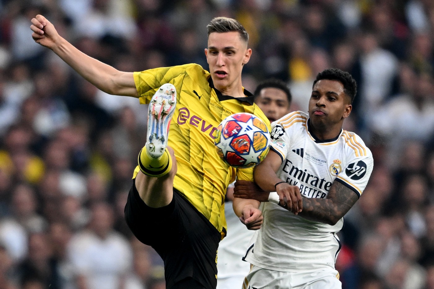 01 June 2024, Great Britain, London: Soccer: Champions League, Borussia Dortmund - Real Madrid, Final, Wembley Stadium, Madrid's Rodrygo (r) and Dortmund's Nico Schlotterbeck fight for the ball.,Image: 878172057, License: Rights-managed, Restrictions: , Model Release: no