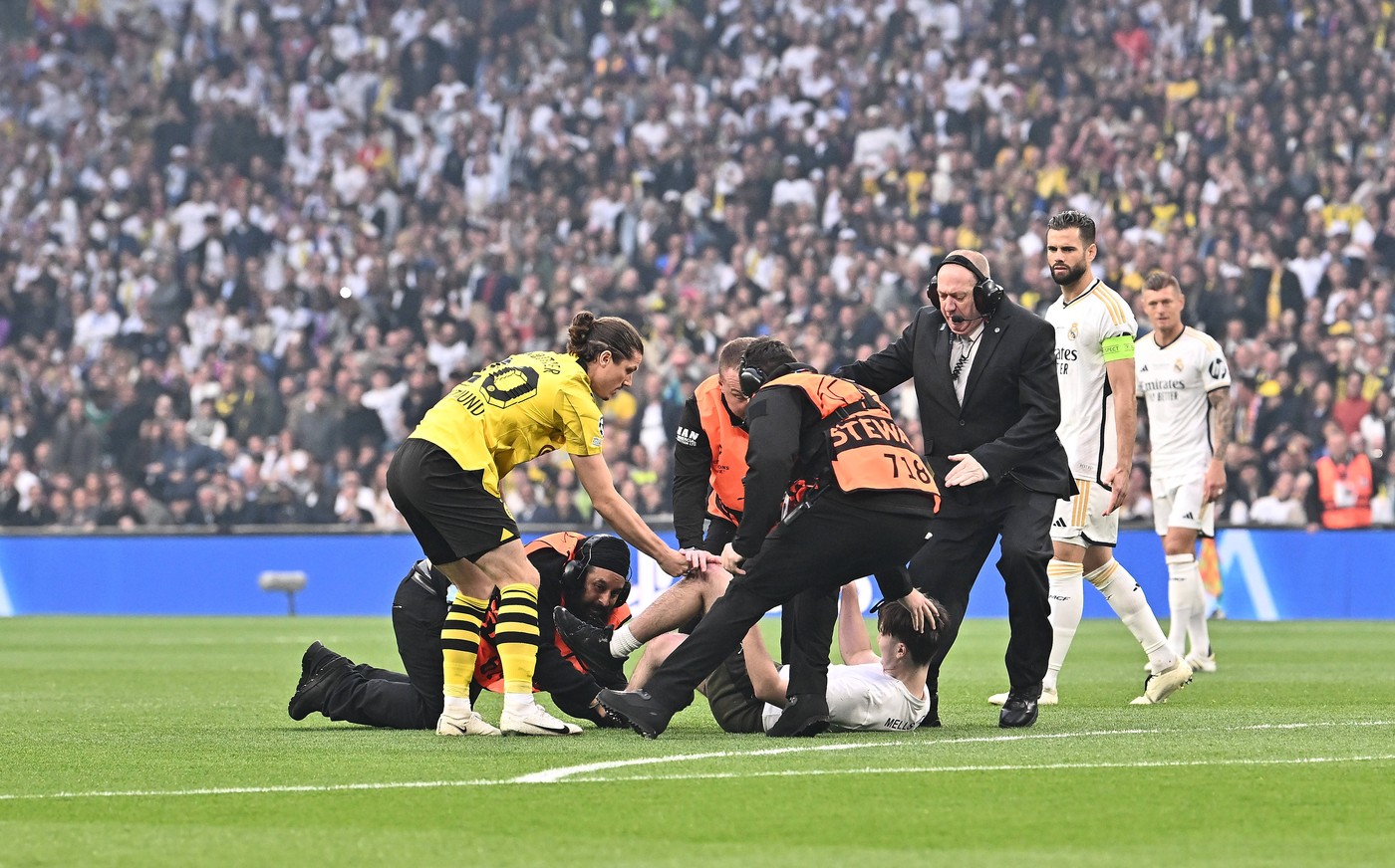 01.06.2024, xfux, Fussball UEFA Champions League Finale 2024, Borussia Dortmund - Real Madrid, emspor, v.l. Marcel Sabitzer Borussia Dortmund legt den Flitzer stoppt ihn DFL/DFB REGULATIONS PROHIBIT ANY USE OF PHOTOGRAPHS as IMAGE SEQUENCES and/or QUASI-VIDEO London *** 01 06 2024, xfux, Football UEFA Champions League Final 2024, Borussia Dortmund Real Madrid, emspor, v l Marcel Sabitzer Borussia Dortmund lays the streaker stops him DFL DFB REGULATIONS PROHIBIT ANY USE OF PHOTOGRAPHS as IMAGE SEQUENCES and or QUASI VIDEO London,Image: 878185323, License: Rights-managed, Restrictions: Credit images as 